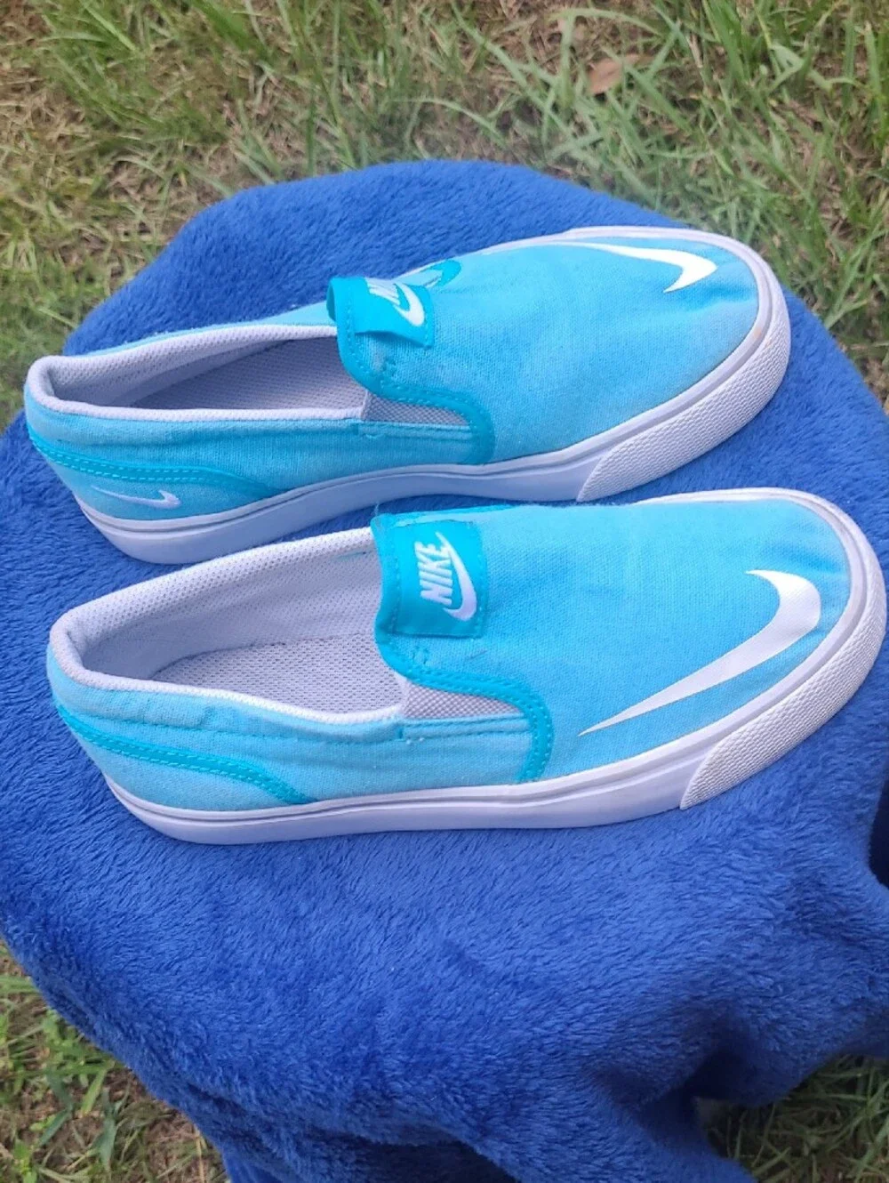 Nike Kids Slip-On Sneakers in Blue with White Swoosh Size 4y